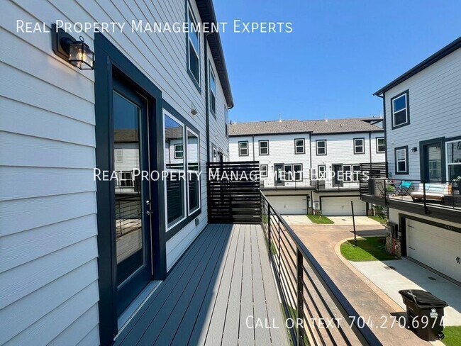 Building Photo - 211 Tamala St