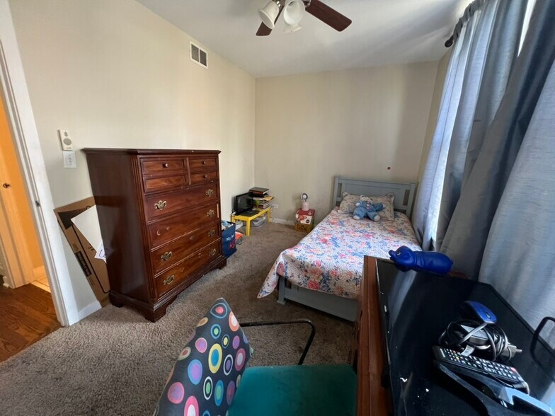 Building Photo - 556 E 32nd St