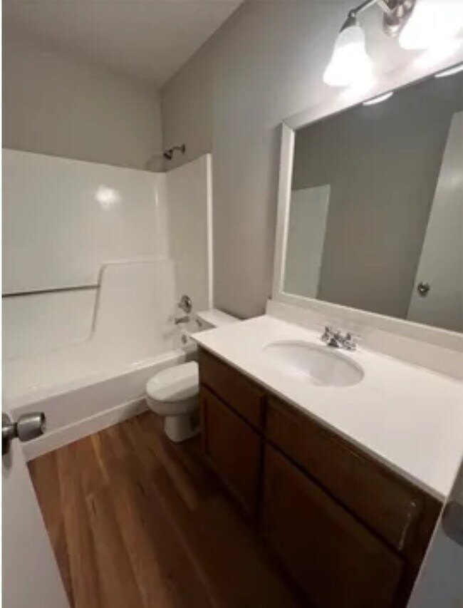 Building Photo - 800 Woodland Ct