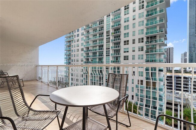 Building Photo - 1200 Brickell Bay Dr