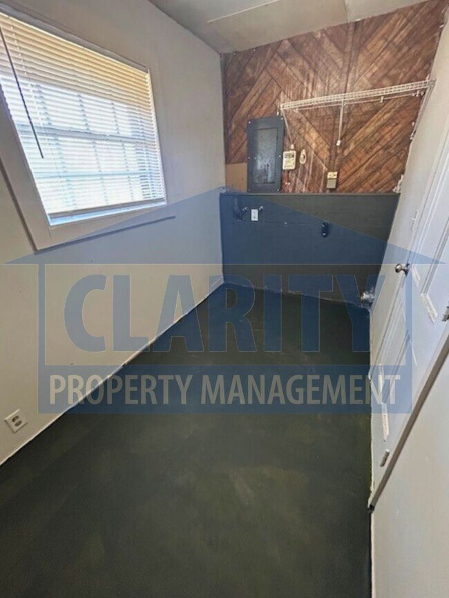 Building Photo - Large, four bedroom home in Chattanooga!