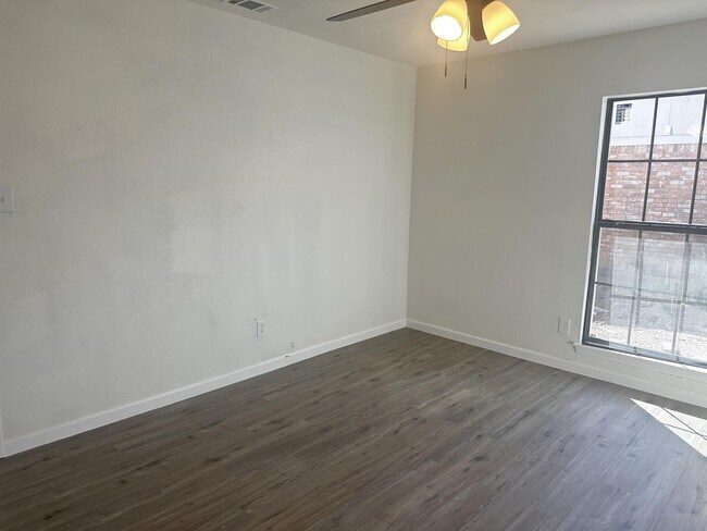 Building Photo - 404 Justice Dr