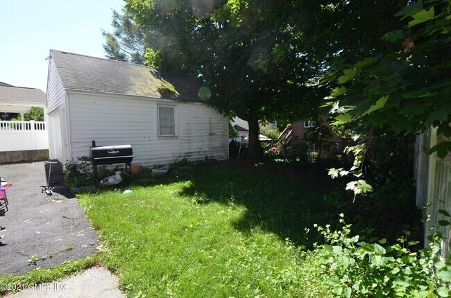 Building Photo - 10 Artic St