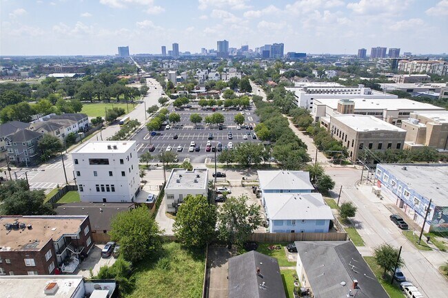 Building Photo - 3409 La Branch St