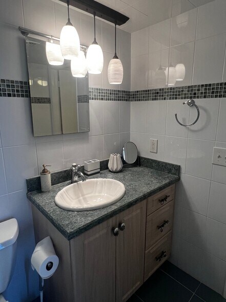 Building Photo - 7600 Sun Island Dr S