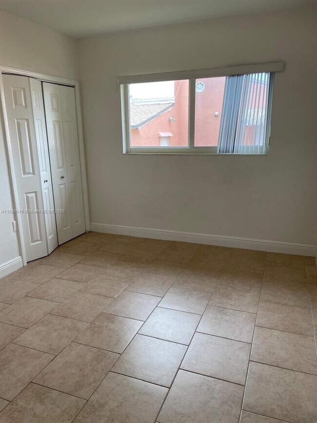 Building Photo - 3916 SW 58th Ave