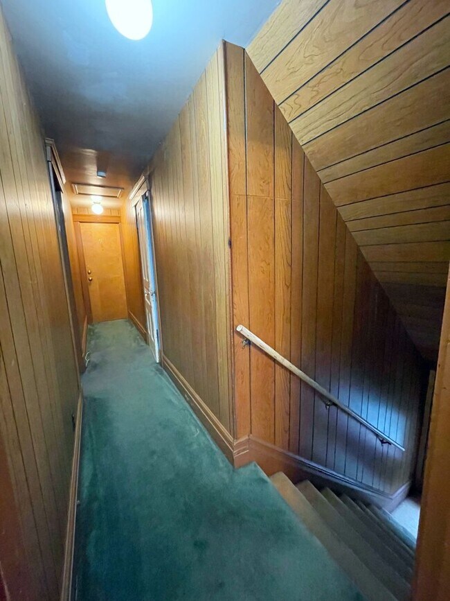 Building Photo - 7 Bedroom Close to Ross, Yost, and UM campus!