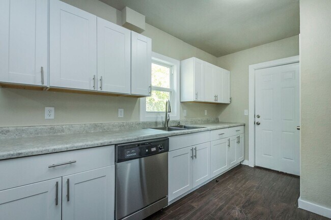 Building Photo - 2 Bedroom for Rent in Des Moines