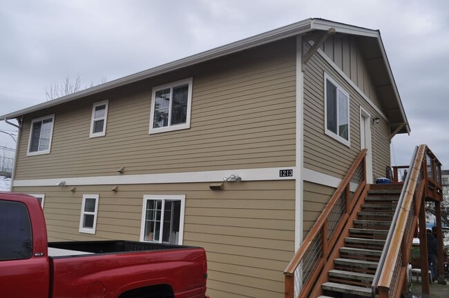 Building Photo - 3-Bedroom Duplex Just Blocks from WWU