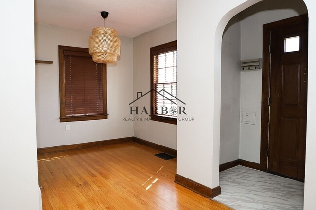 Building Photo - 3 Bedroom Single Family Home in SE Rochest...