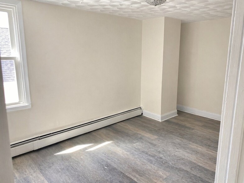 Building Photo - 159 Tangent St