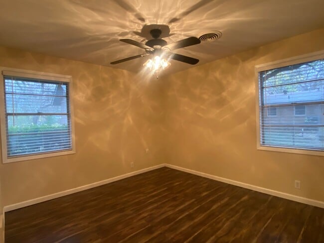 Building Photo - 3 BEDROOM NEAR BONHAM MIDDLE SCHOOL, EASY COMMUTE