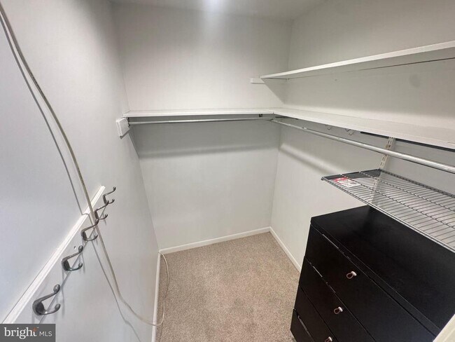 Building Photo - 9250 Three Oaks Dr