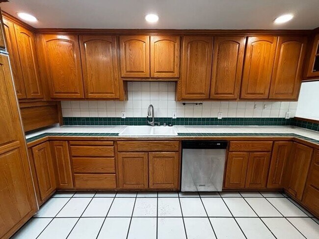 Building Photo - Charming Marysville Rambler-Style Duplex