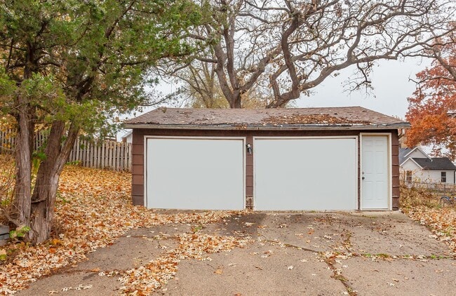 Building Photo - CHARMING! 2 Bedroom, 1 Bathroom Duplex in Des Moines!!