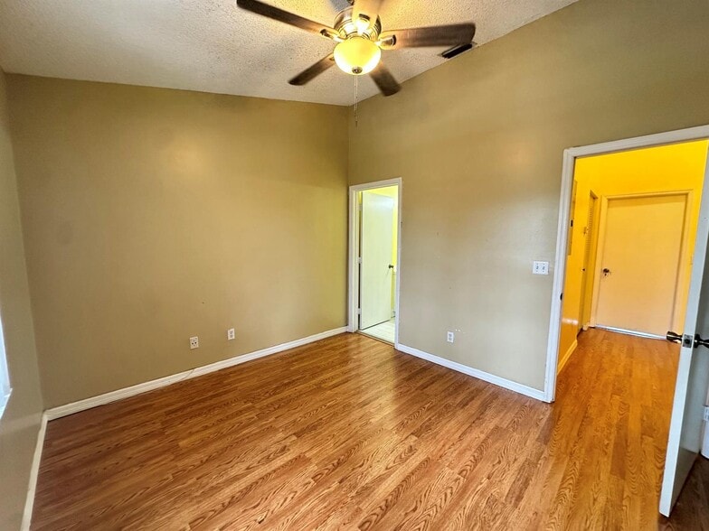 Building Photo - 420 SW 122nd Ave