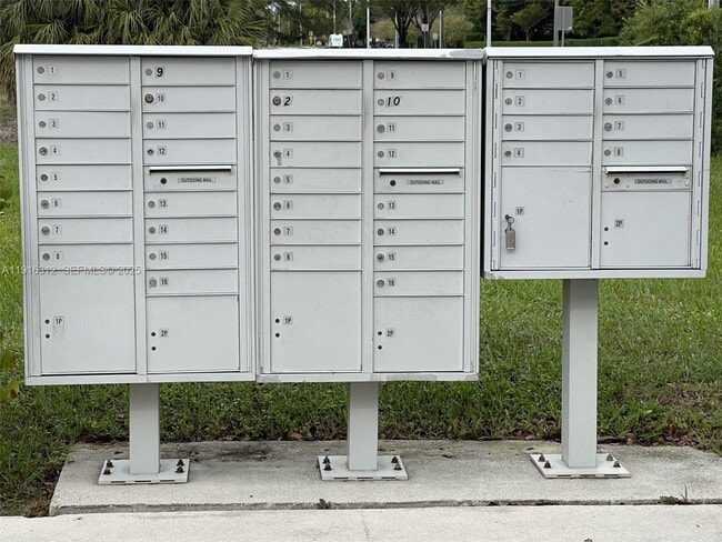 Building Photo - 2652 Riverside Dr