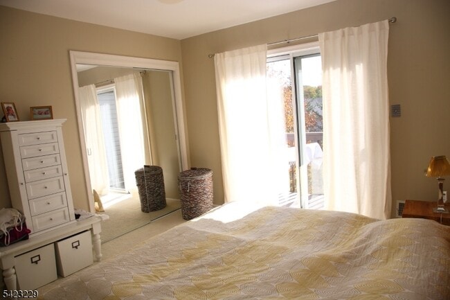 Building Photo - 17 Castle Dr