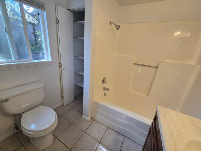 Building Photo - Cozy Three Bedroom Home in West Salem