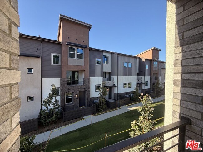 Building Photo - 240 Abacus Ave