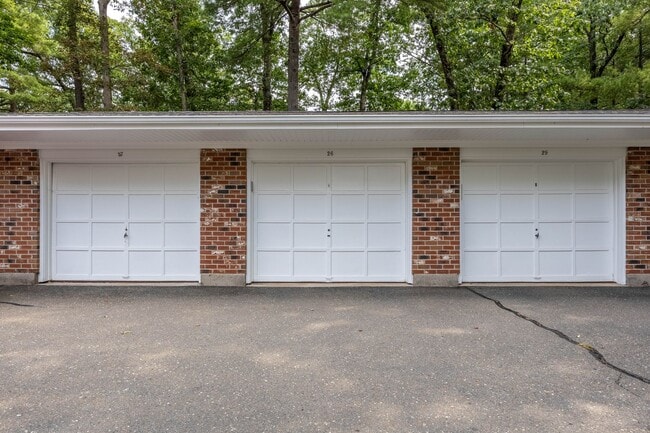 Building Photo - Spacious 2 Bedroom Townhouse in Tunxis Vil...