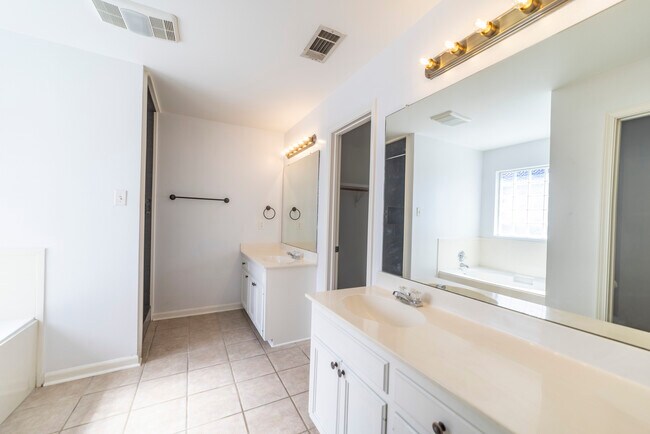 Building Photo - 35576 Melrose Ave