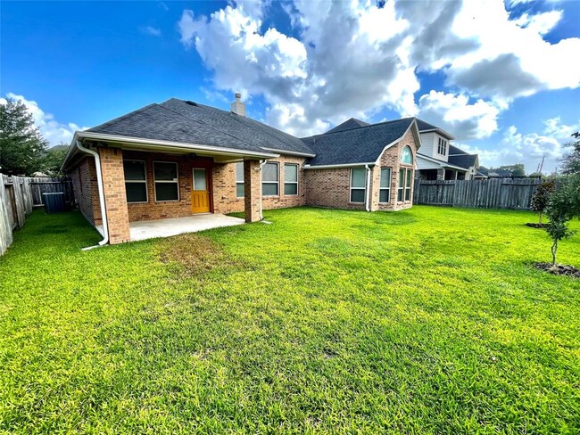 Building Photo - 2115 Mooncrest Dr