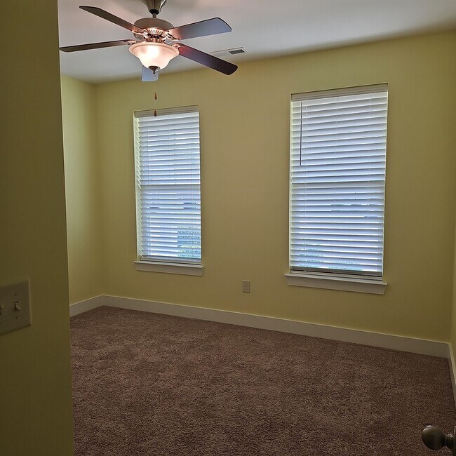 Building Photo - 440 Shaftesbury Ln