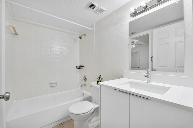 Building Photo - 9777 Westview Dr