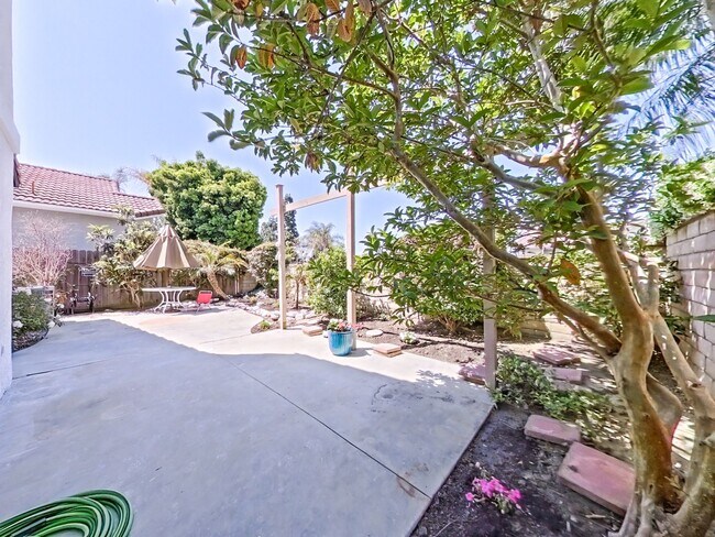 Building Photo - Beautifully remodeled 3 bed / 2.5 bathroom...
