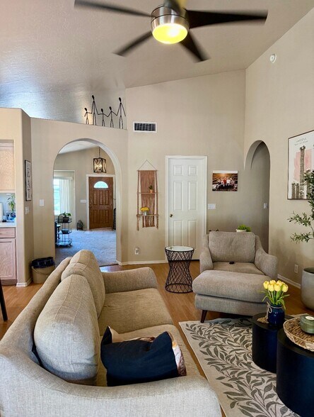 Building Photo - 15010 N El Pueblo Blvd