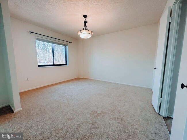 Building Photo - 15100 Interlachen Dr