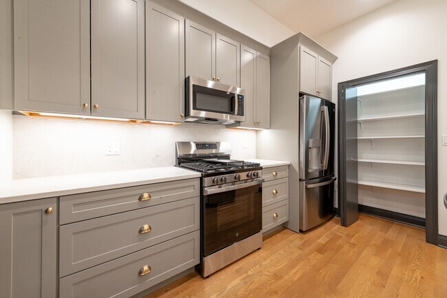 Building Photo - 28 N Throop St