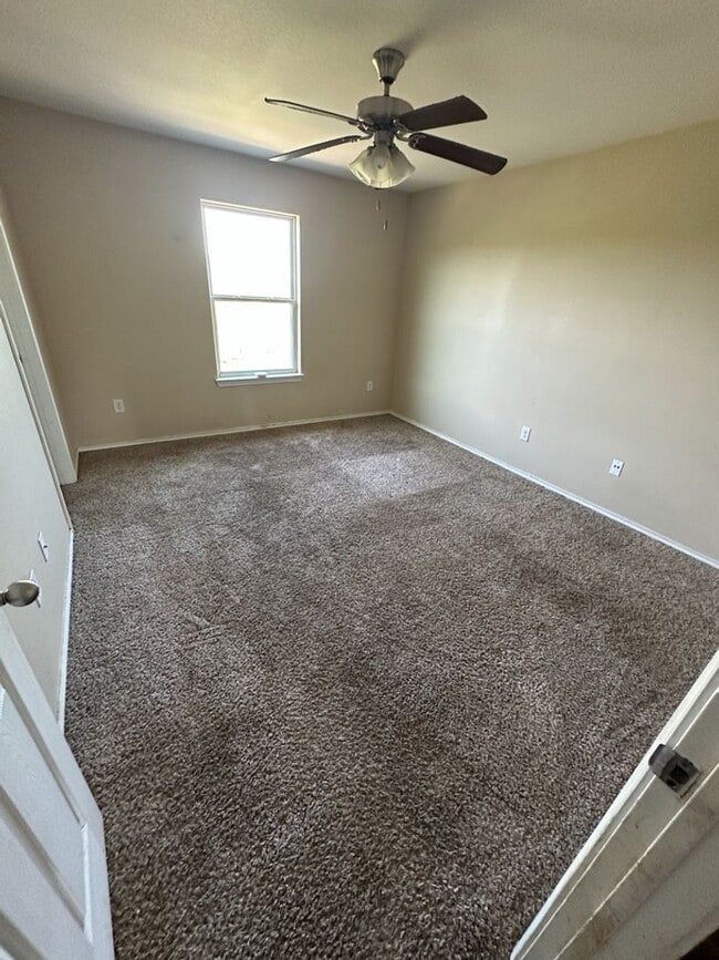 Building Photo - AVAILABLE NOW!