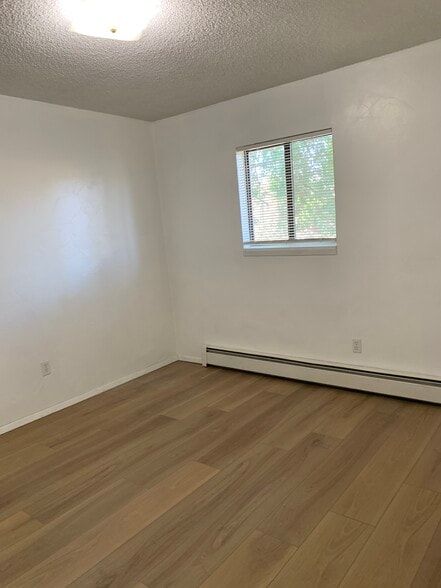 Building Photo - 136 S Ash St