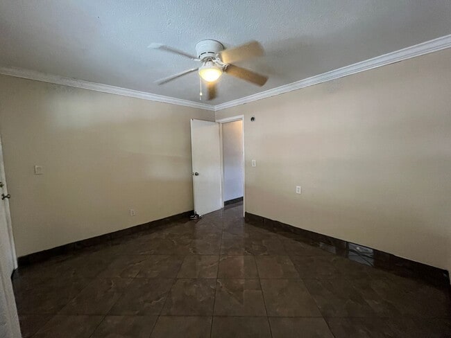 Building Photo - Cozy, ground floor condo for rent