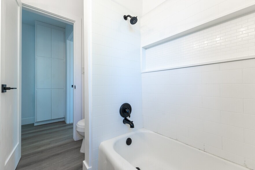 Building Photo - 205 Plymouth Dr