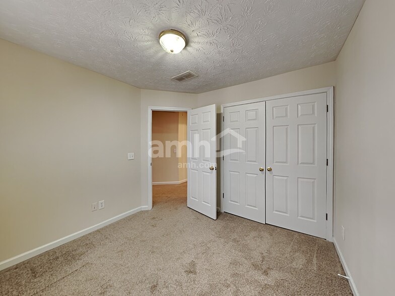 Building Photo - 6035 Savannah Dr