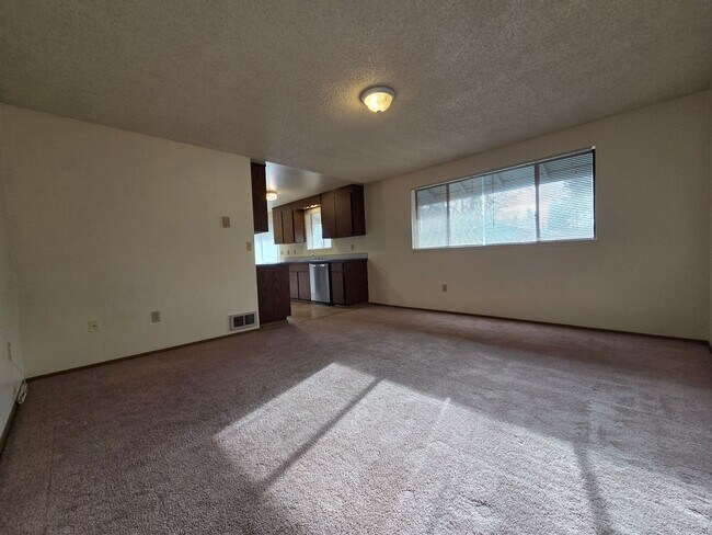 Building Photo - Spacious home with fully fenced yard!