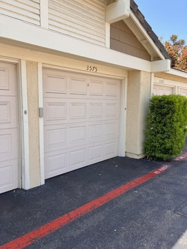 Building Photo - Beautiful 3 BD, 2.5 BA Townhome At The Gro...