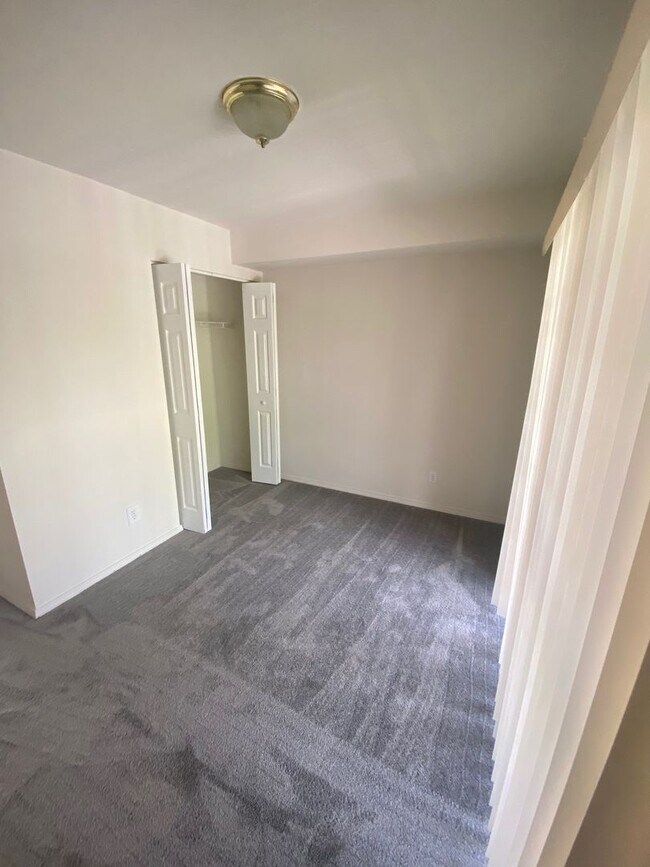 Interior Photo - 302CED