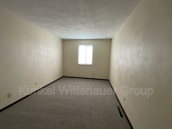 Building Photo - 102 Kingsway Dr