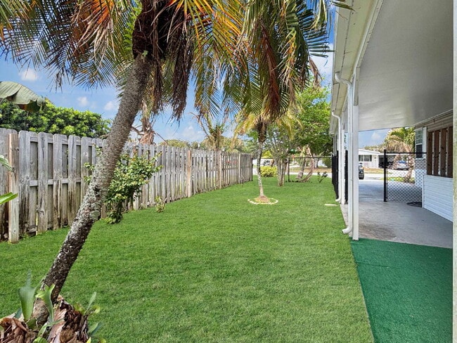 Building Photo - Charming Coastal Retreat in Ridgeway | Fenced Yard + Garage | Hobe Sound