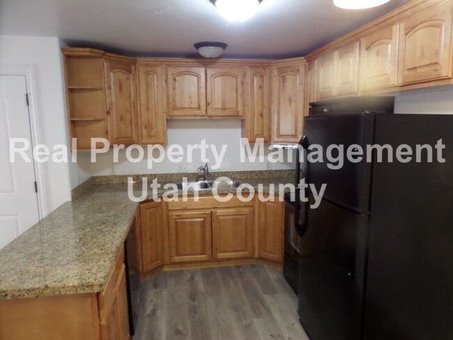 Building Photo - Darling Condo available