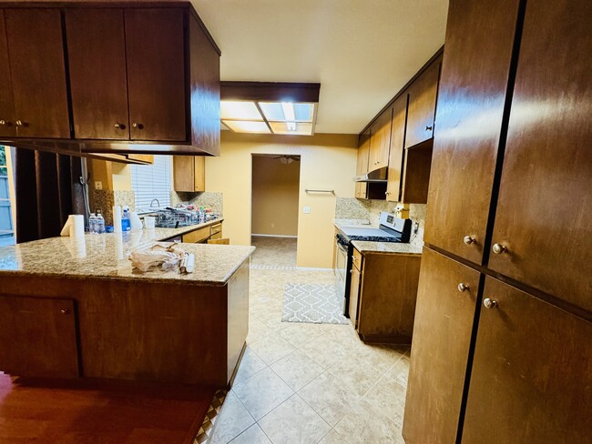 Building Photo - 1530 Burgundy Dr