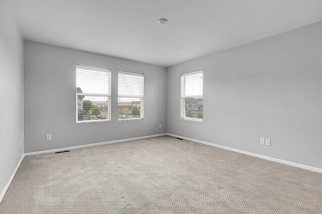 Building Photo - $2,600.00, 3 bed, 2.5 bath located in Denver
