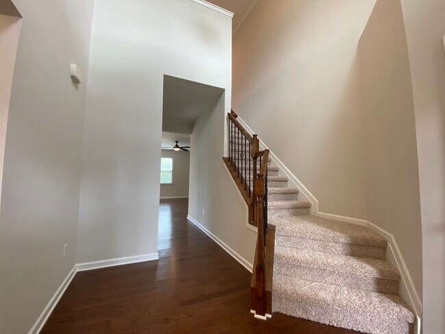 Building Photo - 454 Livingston Dr