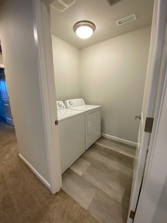 Building Photo - 3 Bedroom Beautiful Home Ready  For You!