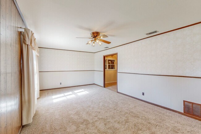 Building Photo - Charming 3-Bedroom Gem with Mid-Century Fl...