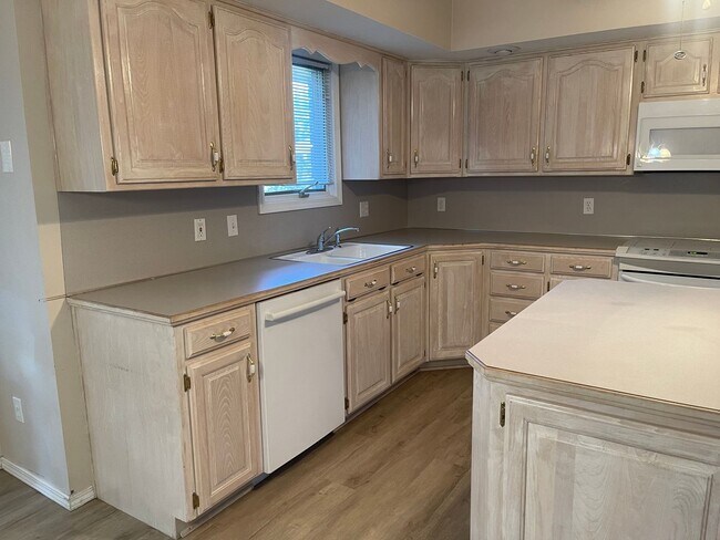 Building Photo - BEAUTIFUL Spacious home with an open floor plan in a great area!